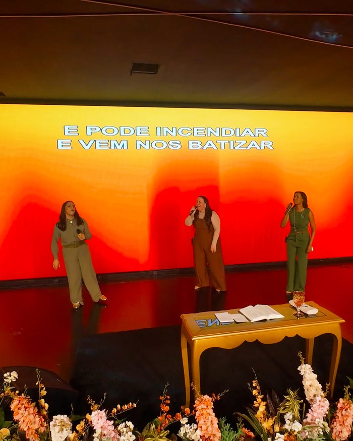 Painel de LED em palco de igreja exibindo letra de música